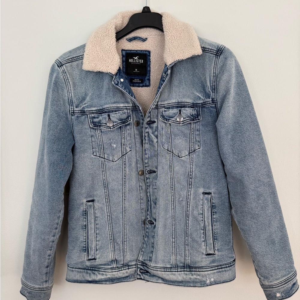 Hollister Men's Light Blue Denim Jacket with Cream Sherpa Collar